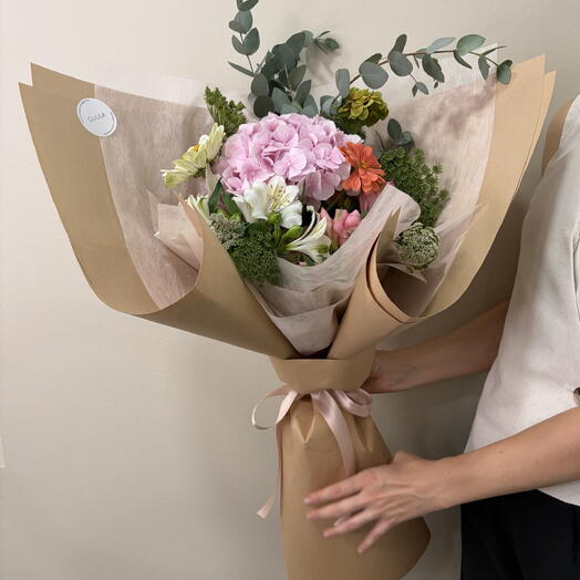 Bouquet di ortensie e fiori di stagione