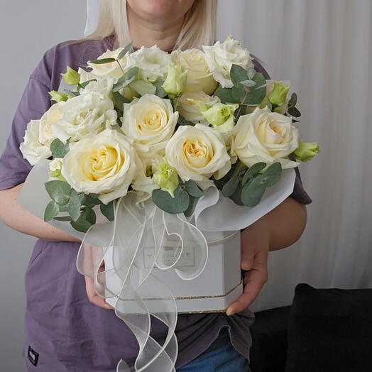 "Sunbeam" - roses and lisianthus