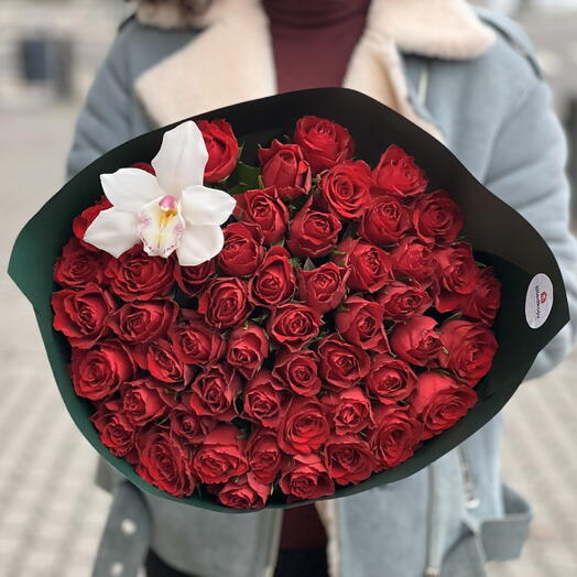 51 rote Rosen mit Orchideen