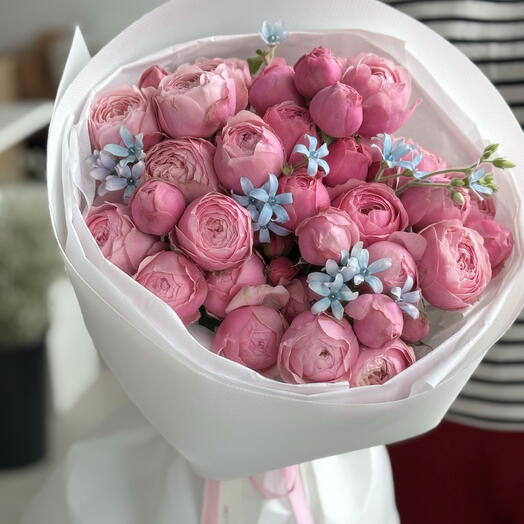 Bouquet of spray roses and oxypetalum
