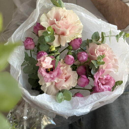 Bouquet 370 [FREE DELIVERY] Rosa Ecuador, Spray Rose, Eucalyptus, Lisianthus