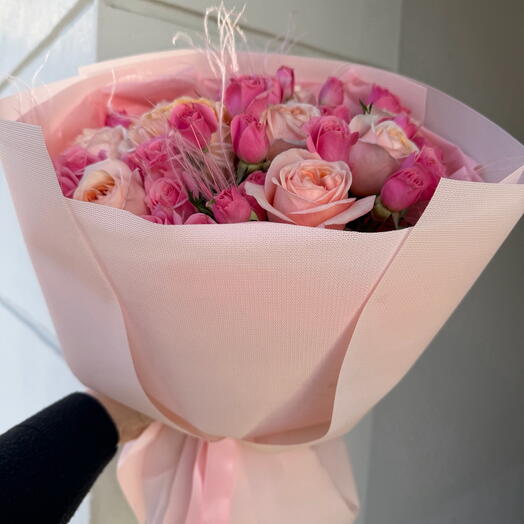 Peony-like roses with spray roses