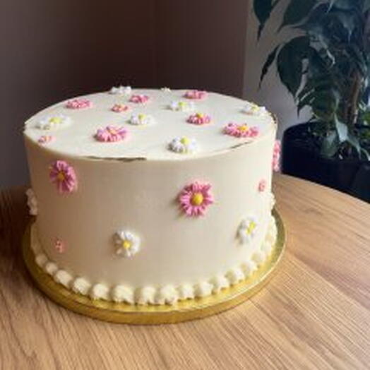 Delikatny tort w minimalistycznym stylu