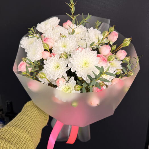 🌸 Delikatna biała chryzantema Bukiet róż w odcieniu różowym