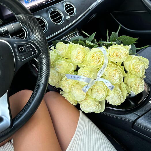 17 white Mondial roses