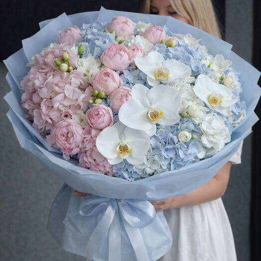 Exclusive bouquet with an orchid