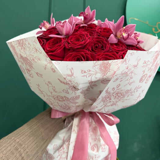 Roses with orchids 😍