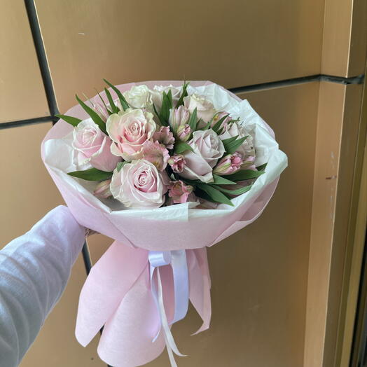 Rose e alstroemerie rosa