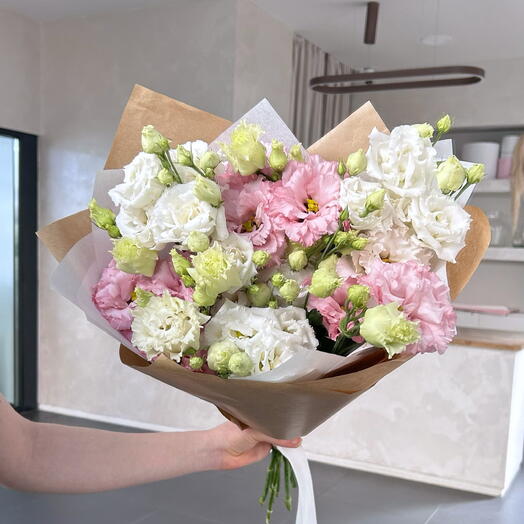 Bouquet of pink and white lisianthus