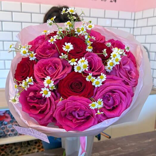 Bouquet of roses with chamomile