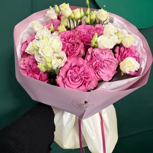 Peony-like roses with lisianthus