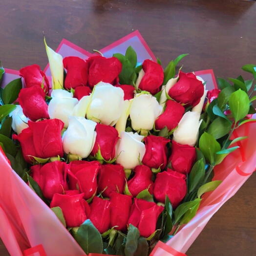Red   White Layered Roses Bouquet