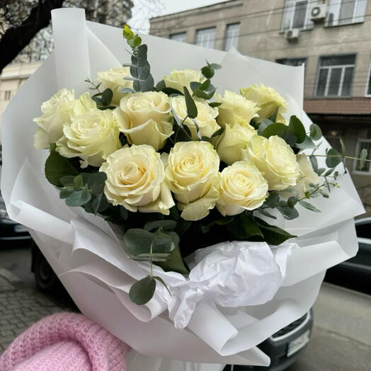 Букет троянд з евкаліптом