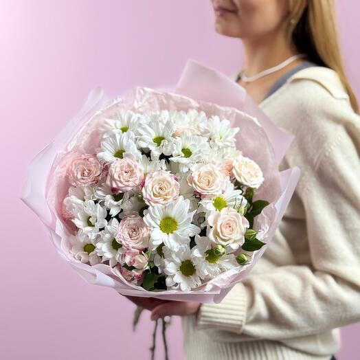 A bouquet of shrub roses and chrysanthemum daisies