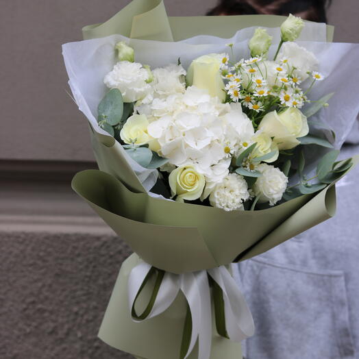 Bouquet with hydrangeas, Ecuadorian roses, and lisianthus