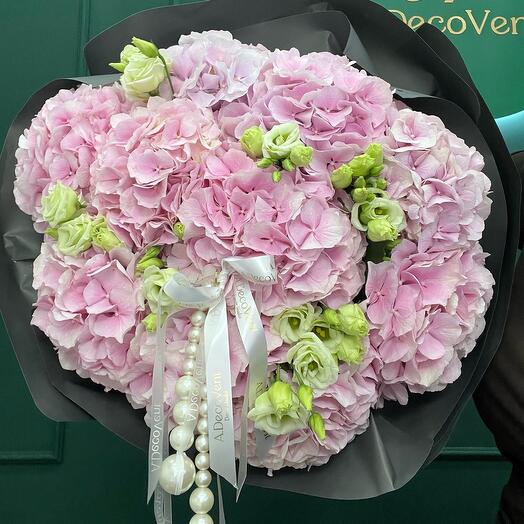 Hydrangeas with lisianthus