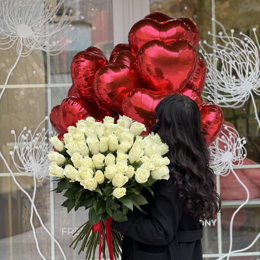 Букет из 55 белой розы, 15 Шаров сердце