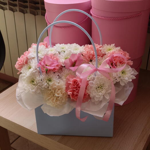 Bag of flowers with lisianthus and a daisy