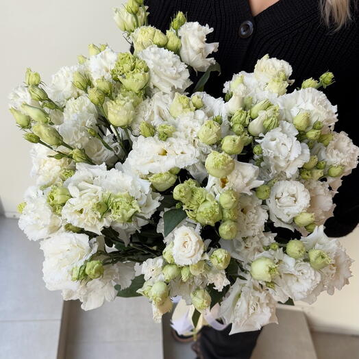 Mono bouquet of white eustomes