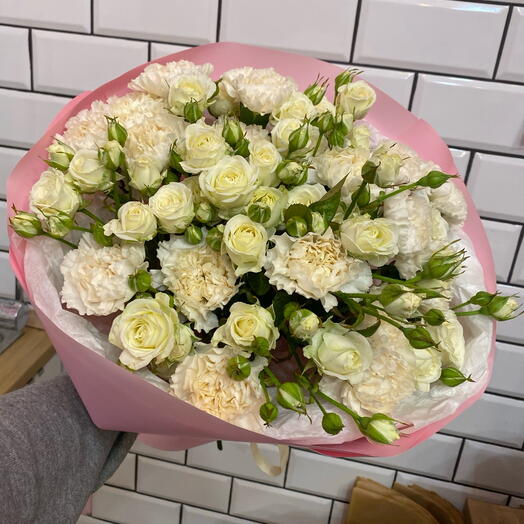 Bouquet of delicate spray roses