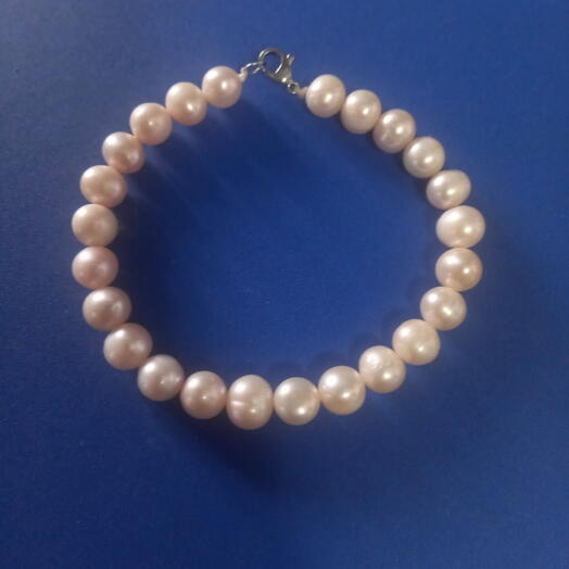 Bracelet made of natural pink pearls