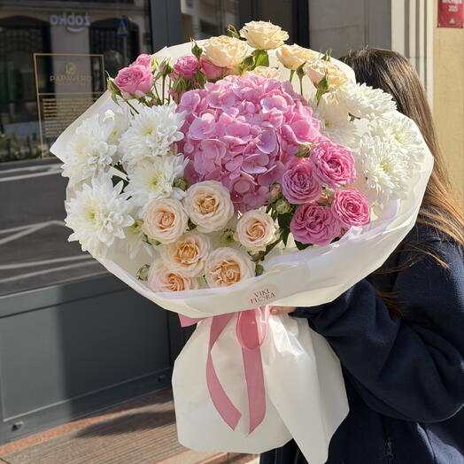 Eleganter Strauß mit Hortensie und Rosen