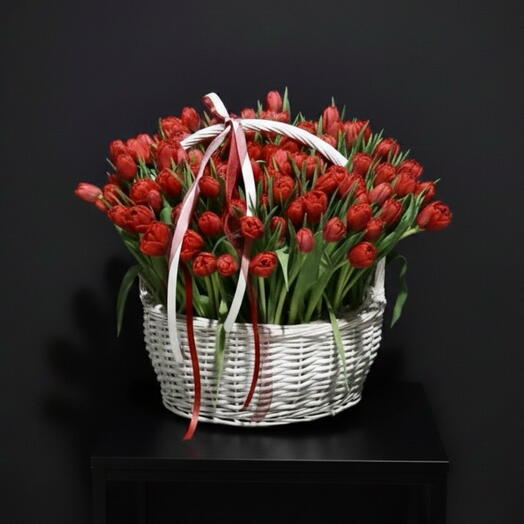Luxury Gift: 101 Red Tulips in a White Wicker Basket / Корзина с 101 красным тюльпаном