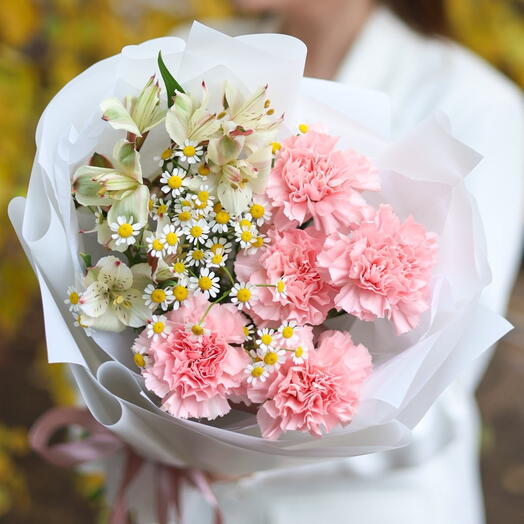 Persistent bouquet with fragrant daisies