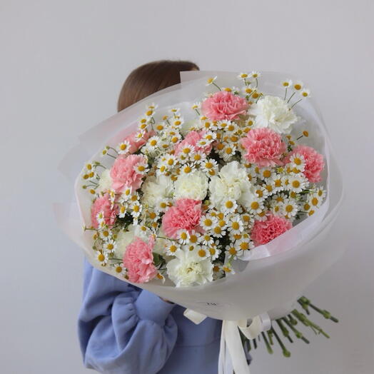 Daisies with carnations
