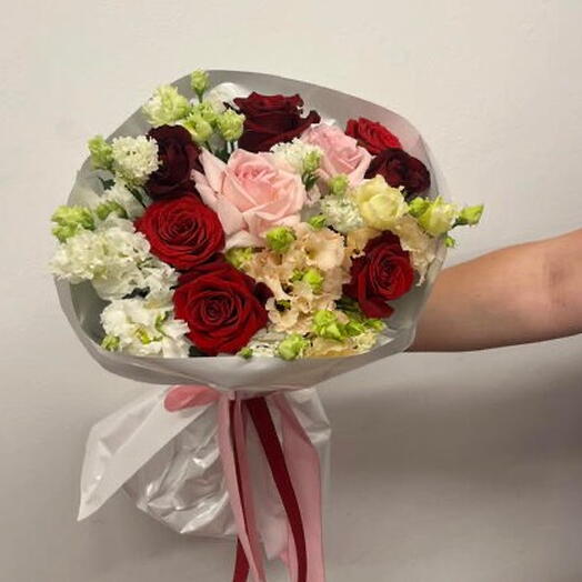Mix of roses and lisianthus flowers