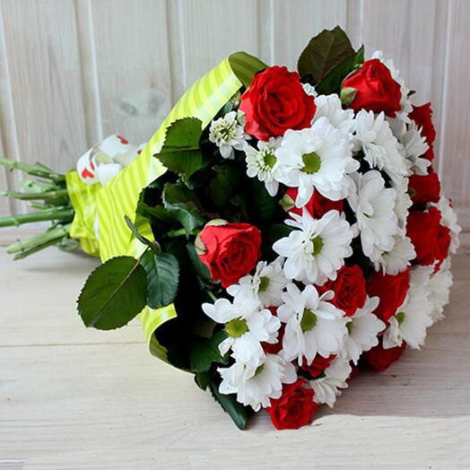 Bouquet of 11 roses and 6 chrysanthemums