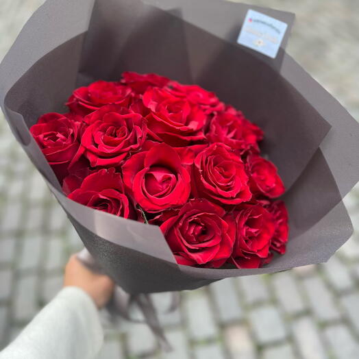 15 red roses