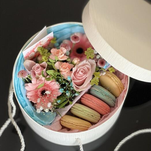 Flowesrbox with macaroons