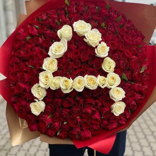 Bouquet of red roses with an optional letter