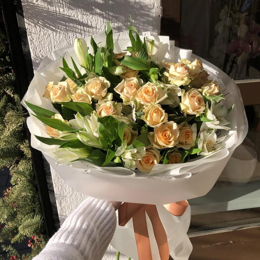 Bouquet di mini rose e alstroemerie