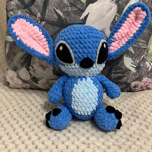 Knitted alien