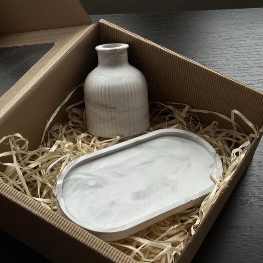 Plaster stand + vase