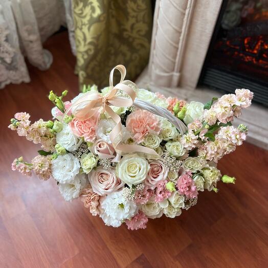 Basket with flowers „the prettiest lace