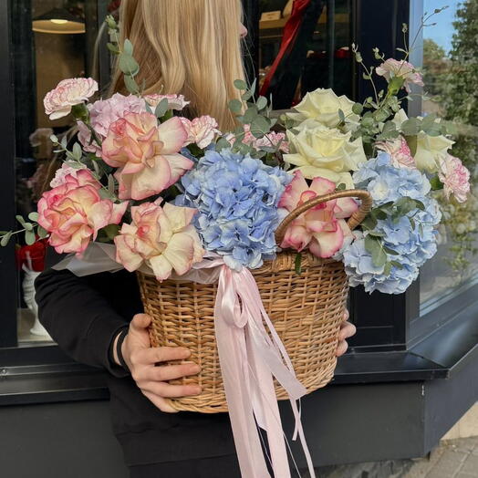 Box with hidrangeas and french roses