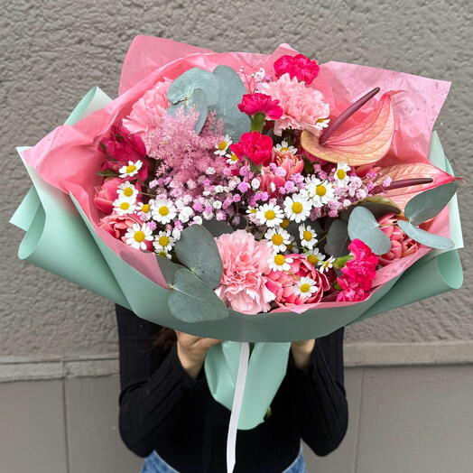 Ramo de flores de primavera con tulipanes y margaritas