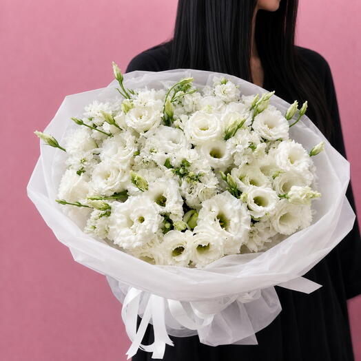 🌸 Bouquet of white lisianthus and stock
