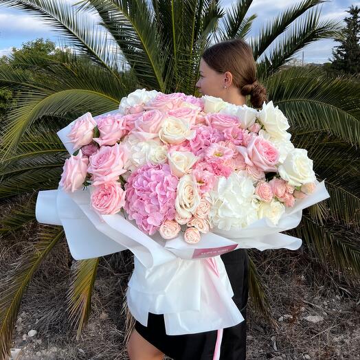 WOW big bouquet with hydrangea and garden roses