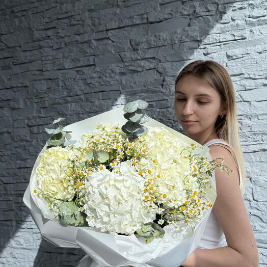 Pure Meadow - Hydranges, Camomile and Eucalyptus