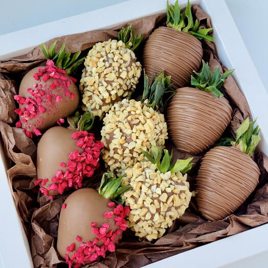 Strawberries in chocolate 9 pcs with nuts