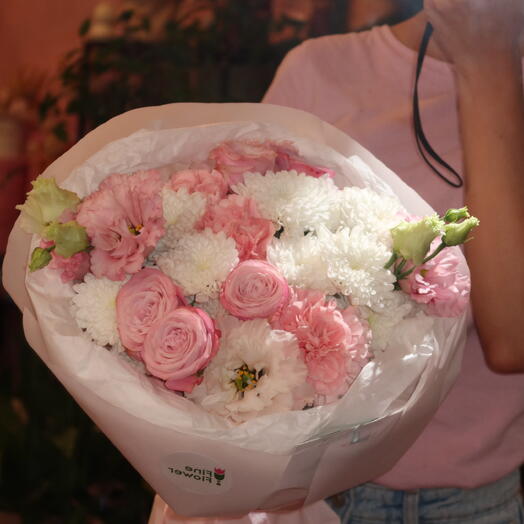 Bouquet of flowers with lisianthus and a daisy.