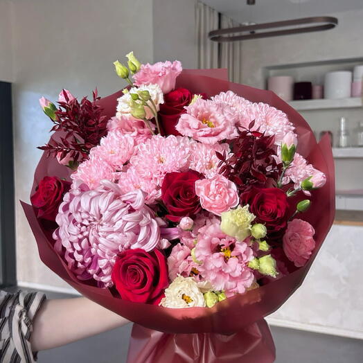 Ramo mixto con rosas rojas